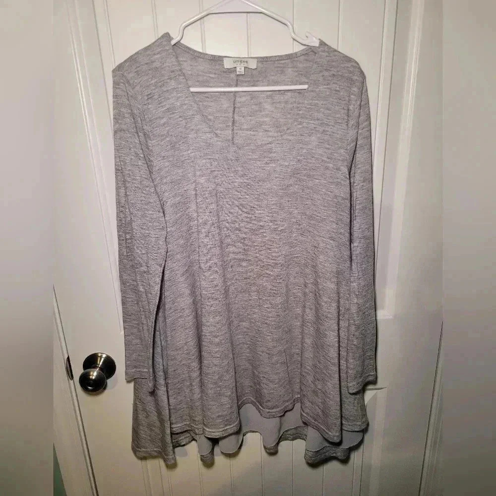 Umgee high low top long sleeve size medium